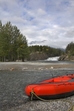 Kırmızı kayaks turistler için bekleyin.