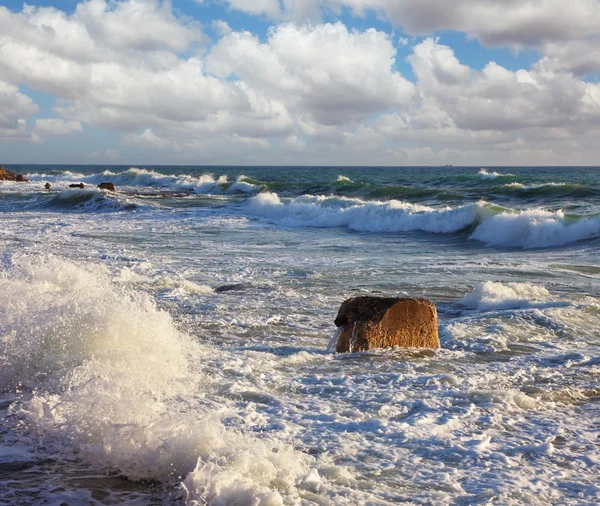 Schiuma di mare splende sul sole. Nuova banchina a Tel Aviv — Foto Stock