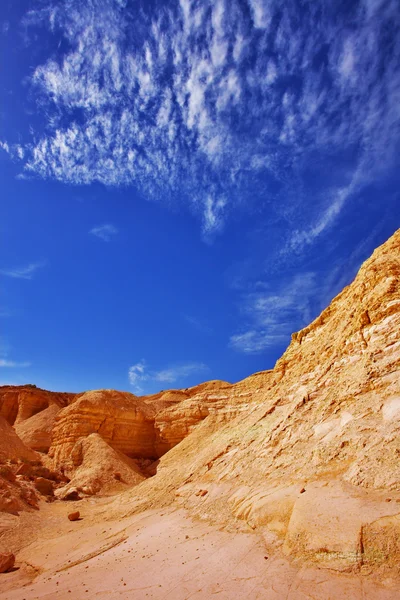 Sarı kum taşı ve koyu mavi gökyüzü — Stok fotoğraf