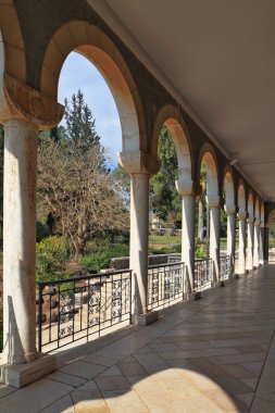 Mermer Galeri sütunları olan bazilika çevreleyen