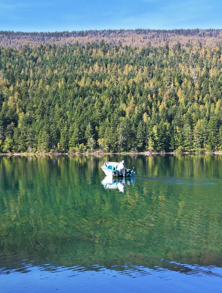Рыбалка моторная лодка в озере . — стоковое фото