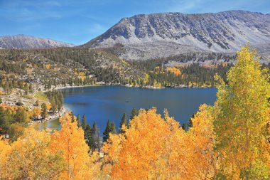 Sihirli güzellik Yosemiti'nın Milli Parkı koyu mavi göle