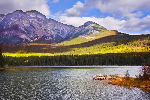Grund sjö i bergen i Kanada — Stockfoto