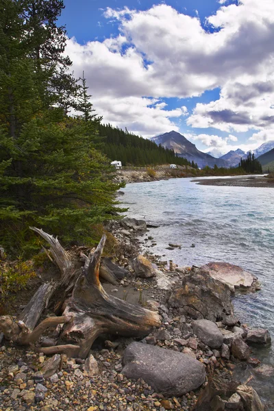 Lago poco profundo en el otoño —  Fotos de Stock