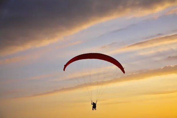 Il paracadute operato vola su un tramonto — Foto Stock