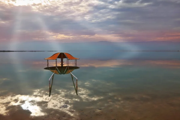En fantastisk visuell effekt vid döda havet — Stockfoto