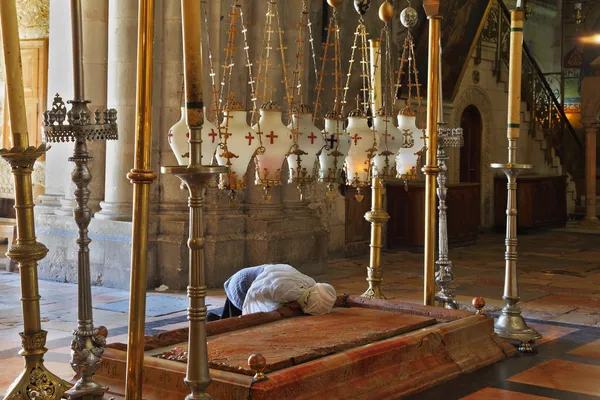The pilgrim in white clothes passionately prays — Stock Photo, Image