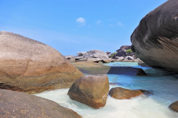 Finest white sand between huge black cliffs — Stock Photo, Image