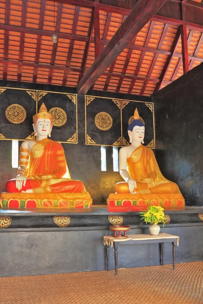 Dua patung Buddha di bawah kanopi — Stok Foto