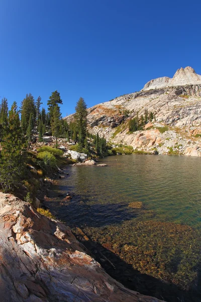 Malebné jezero transparentní v Yosemitském národním parku v pohoří — Stock fotografie