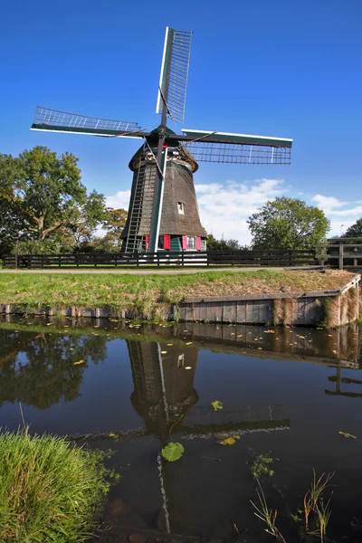 A aldeia na Holanda com moinhos de vento e canal — Fotografia de Stock