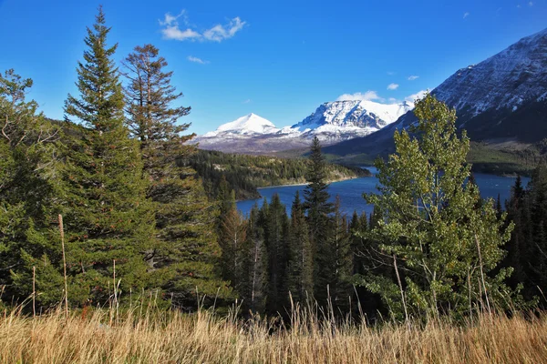 カナダの暗い青冷たい湖と雪山 — ストック写真