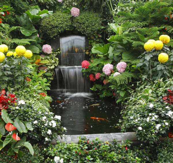 La fontana e i pesci rossi — Foto Stock