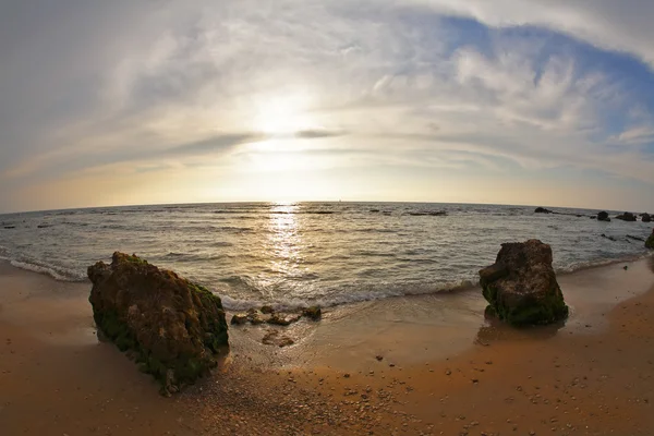 Magnifique coucher de soleil de printemps sur la mer Méditerranée — Photo