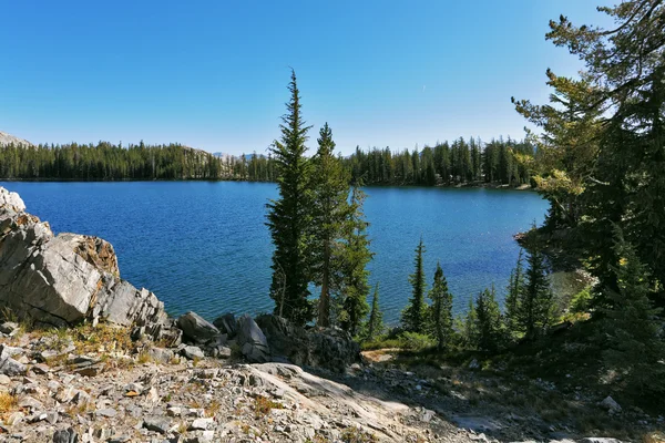 Jezioro w górach w Stany Zjednoczone Ameryki — Zdjęcie stockowe