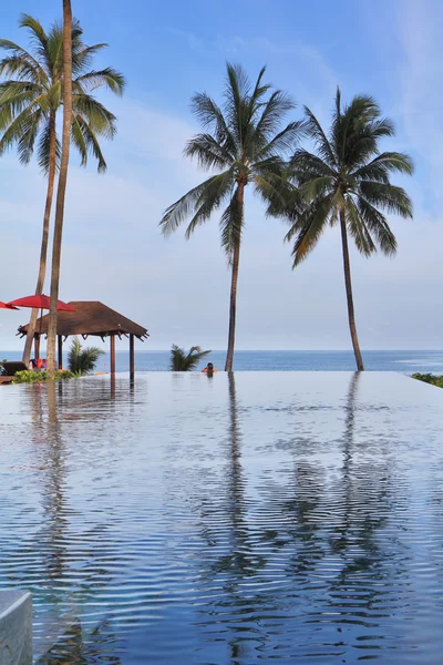 La piscina y los pabellones de playa — Foto de Stock