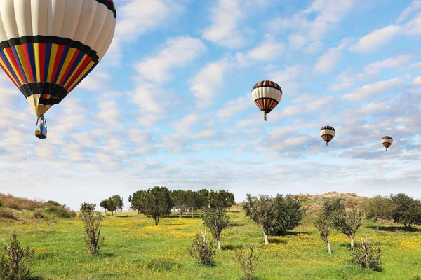 Quatro grandes balões brilhantes — Fotografia de Stock