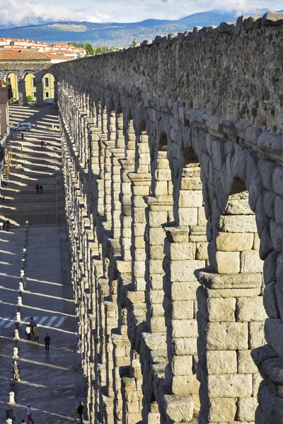 El acueducto y la antigua Segovia en primavera —  Fotos de Stock