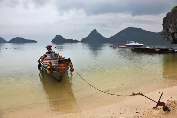Thajská longtal lodi s kotvou — Stock fotografie