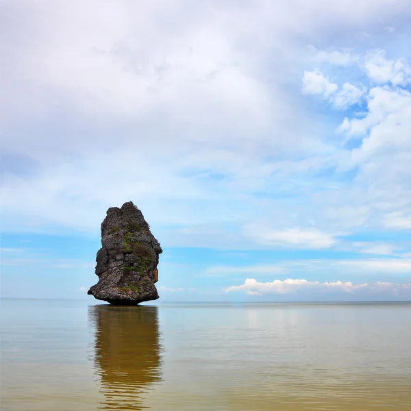Wyspa sail rock "płynie" we mgle — Zdjęcie stockowe