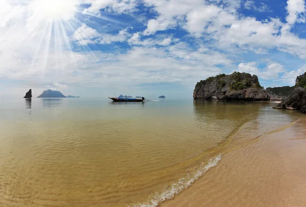 浅海滩的一个小岛 — 图库照片