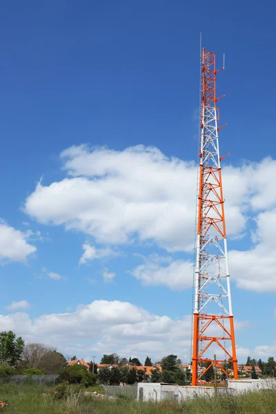 Antenne mast in het kleine dorp — Stockfoto