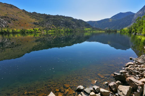 Azure lake Silver in autumn day — Stock Photo, Image