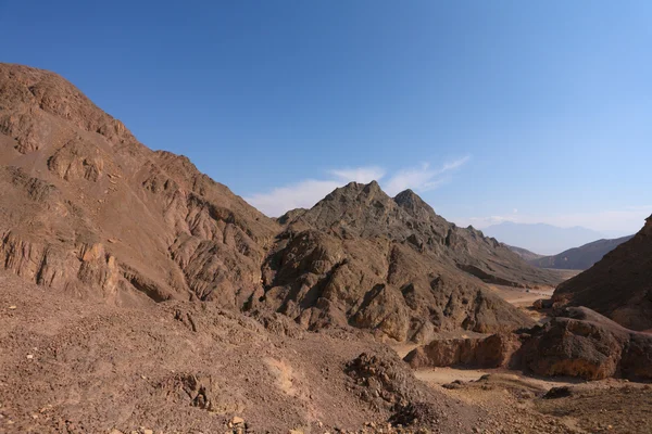Uma paisagem bíblica - deserto Sinai em uma névoa — Fotografia de Stock