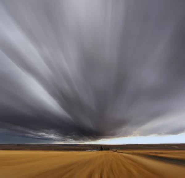 Een luchtspiegeling op hoge snelheid. Onweer boven velden — Stockfoto