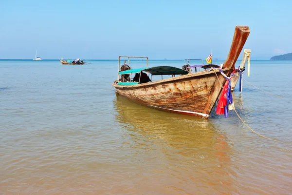 Una barca Longtail in sabbia arancio spiaggia — Foto Stock