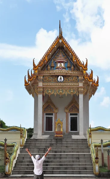 De toerist wordt bewonderd door een boeddhistische tempel — Stockfoto