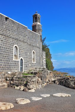 Göl pürüzsüz bir yamaç taş duvar