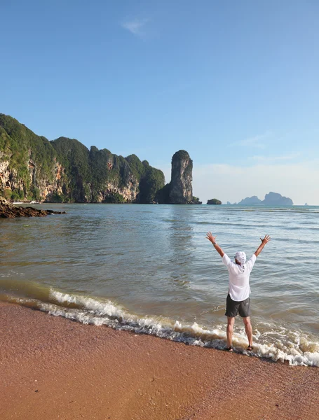 Un turista ha accolto il nuovo giorno in riva al mare — Foto Stock