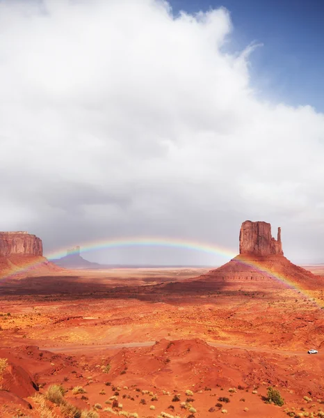 The magnificent rainbow over the famous red sandstone Mittens — Stock Photo, Image