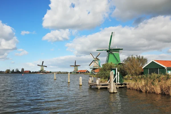 Quatre moulins à vent sur les rives du canal — Photo