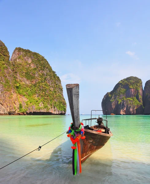 El barco turístico con corona de flores — Foto de Stock