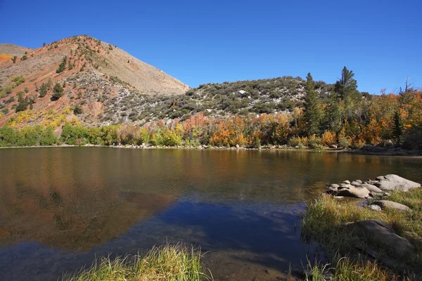 Les montagnes se reflètent dans le lac du Nord — Photo