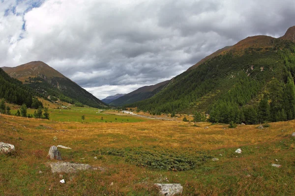 La valle nel nord Italia — Foto Stock