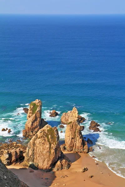 Les rochers sur le rivage de l'océan Atlantique — Photo