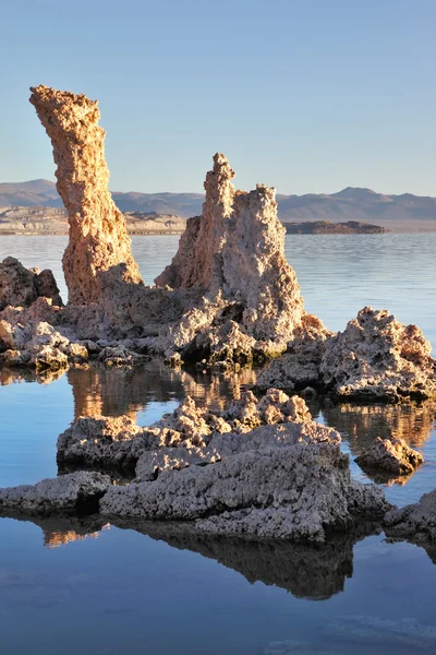 湖 tufa 石笋反映在平稳水域 — 图库照片