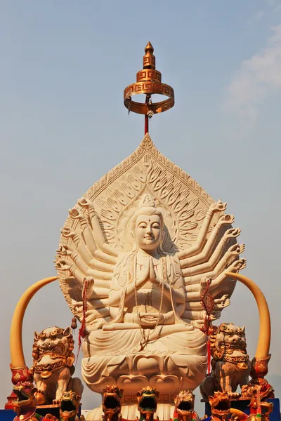 Buddha statue shining in the sun — Stock Photo, Image