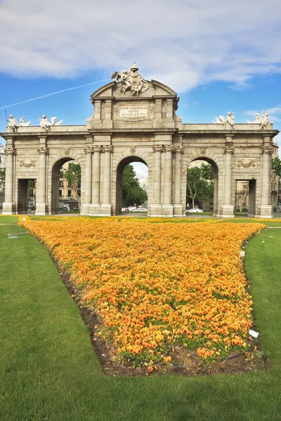 Arc de Triomphe et un immense lit de fleurs — Photo