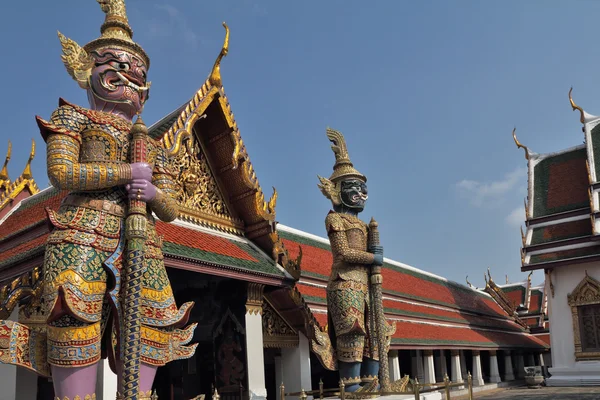 Log huge statues guarding the genie and the demon — Stock Photo, Image