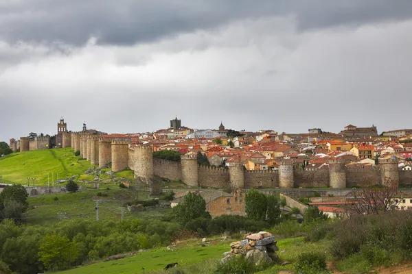 Avila İspanyol şehri çevreleyen koruyucu duvar — Stok fotoğraf