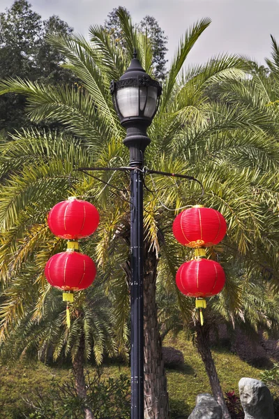 O poste de iluminação habitual decorado por belas lanternas vermelhas no Ch — Fotografia de Stock