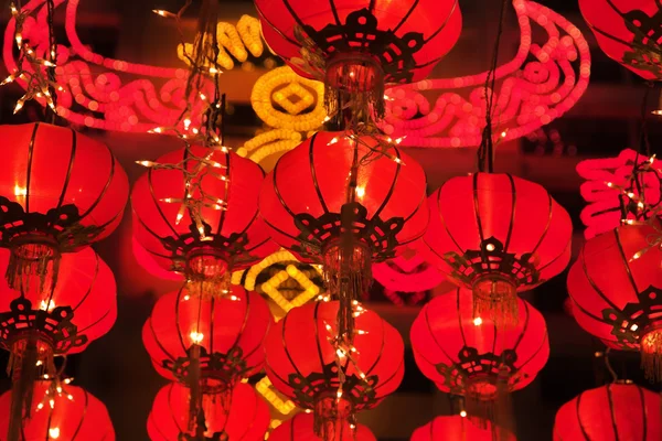 Eingang in chinesischem Hotel in der Nacht hell erleuchtet — Stockfoto