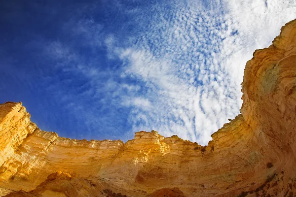 Orli di un canyon su uno sfondo del cielo nuvoloso — Foto Stock