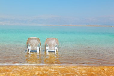 iki beyaz plaj sandalye