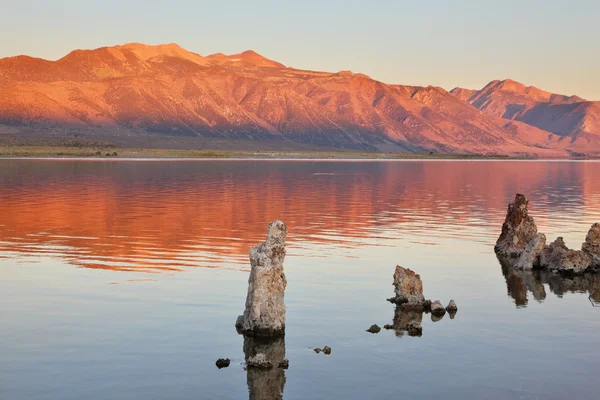 Velmi krásná krajina. mono lake na západ slunce. — Stock fotografie