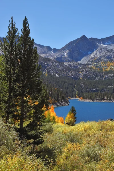 Ein Bergsee mit türkisfarbenem Wasser — Stockfoto